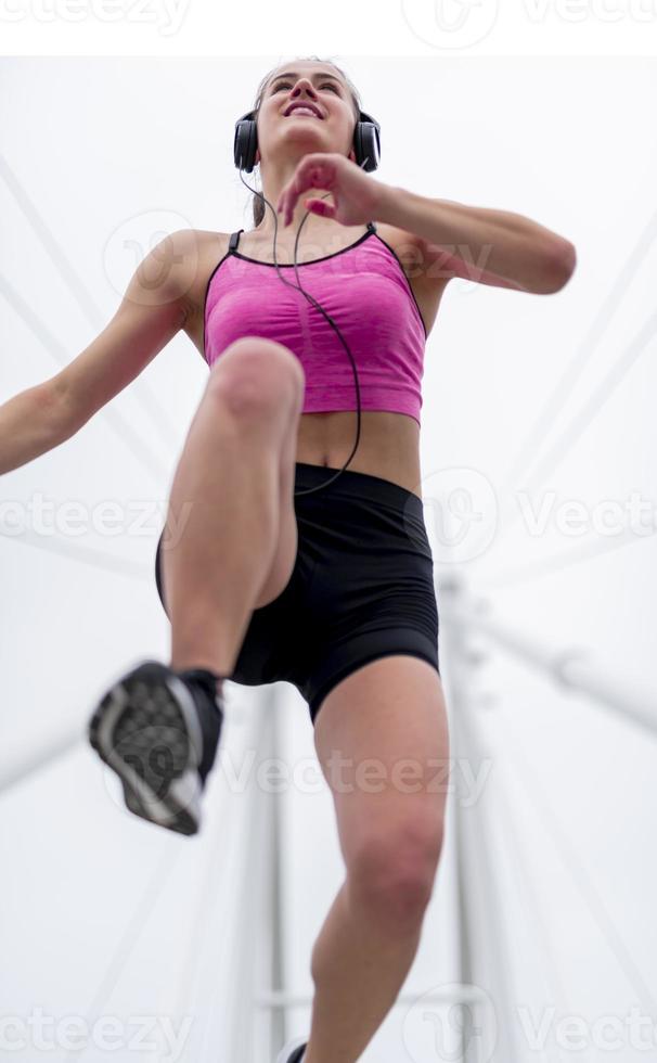 mulher esportiva correndo na trilha urbana ao ar livre. foto