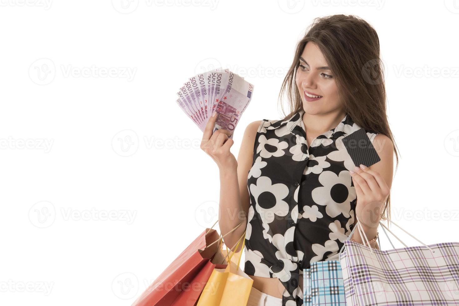 jovem mulher bonita moderna com um monte de sacolas de compras foto