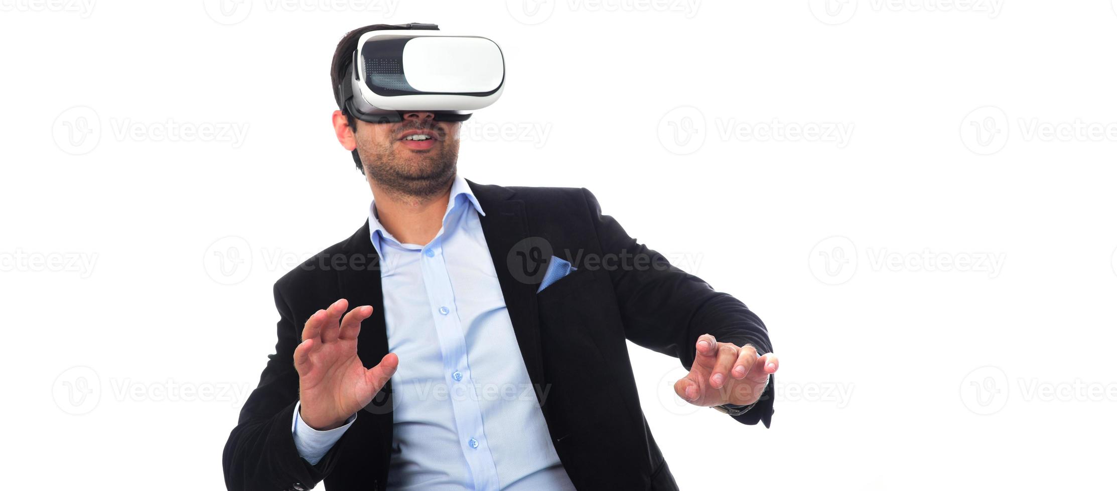 homem árabe experimentando realidade virtual usando óculos de realidade virtual foto