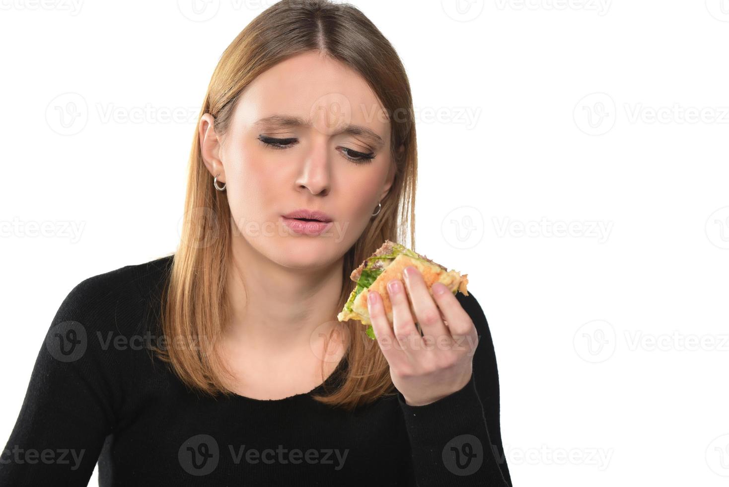 retrato de uma linda jovem engraçada comendo hambúrguer. foto