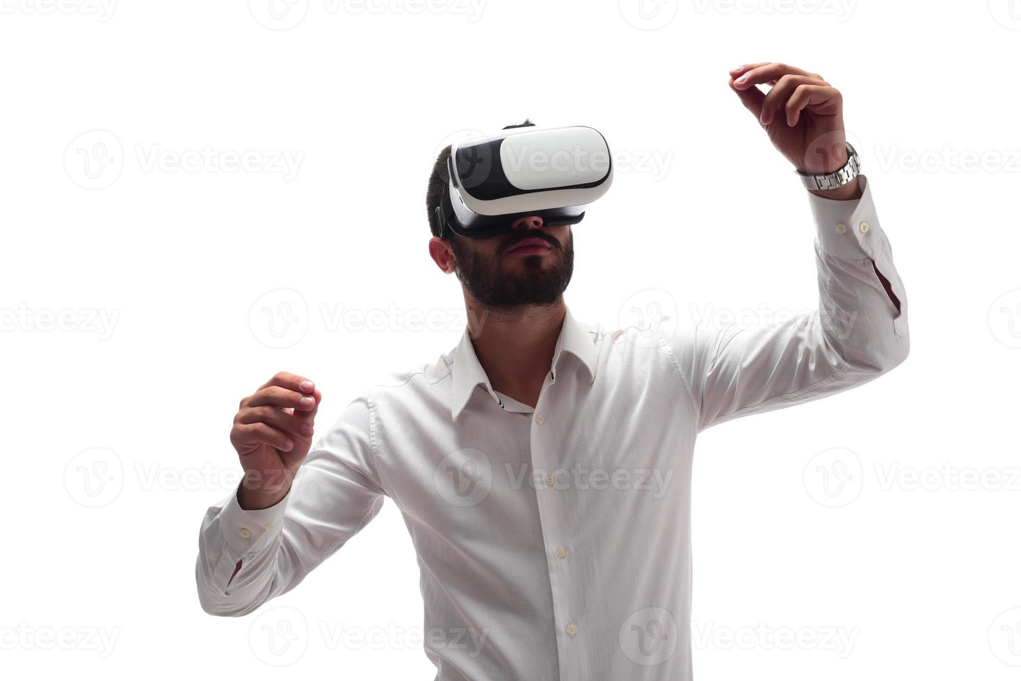 homem experimentando realidade virtual usando óculos de realidade virtual foto