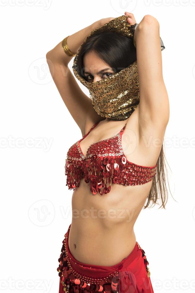 linda jovem dançarina do ventre em lindo vestido de fantasia vermelho e preto foto