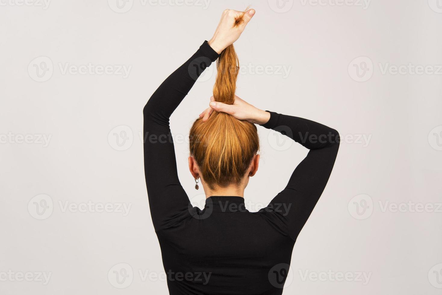 retrato de vista traseira de jovem amarrado o cabelo foto