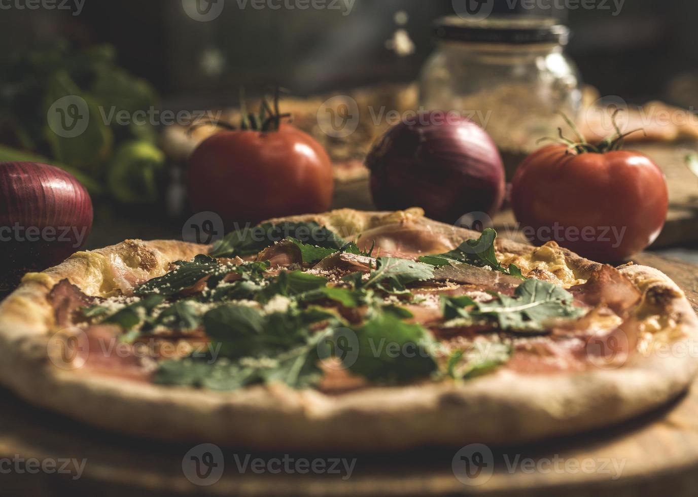 pizza assada fresca com queijo derretido foto