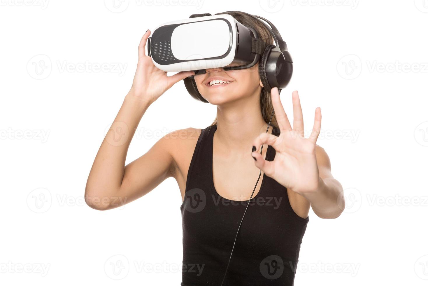 mulher bonita usando fone de ouvido de realidade virtual vr com interface foto