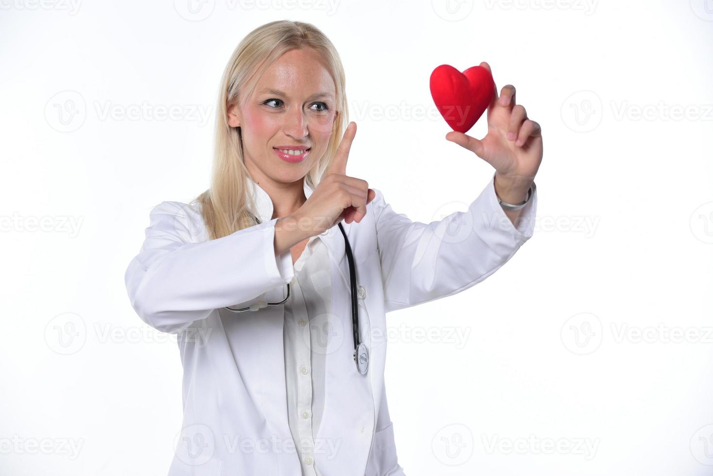 mãos de cardio cirurgião cardíaco segurando a forma de coração vermelho sobre fundo branco foto