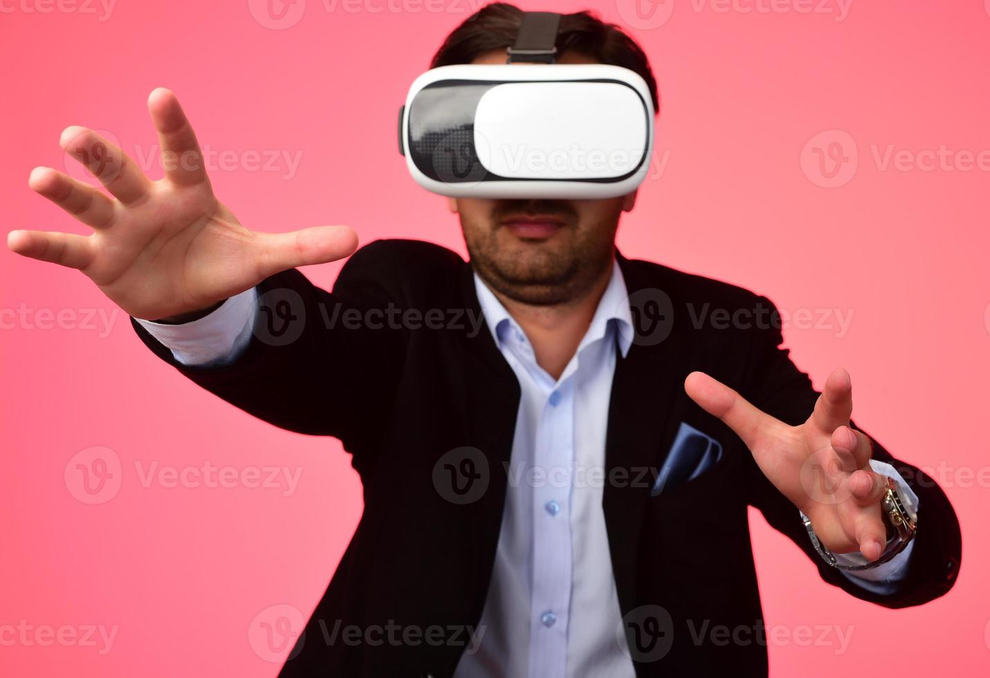 homem árabe experimentando realidade virtual usando óculos de realidade virtual foto