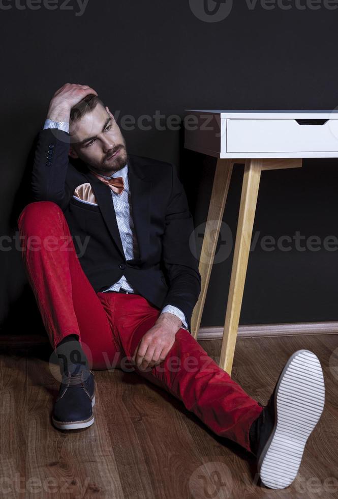 elegante jovem bonito. retrato de estúdio moda. foto