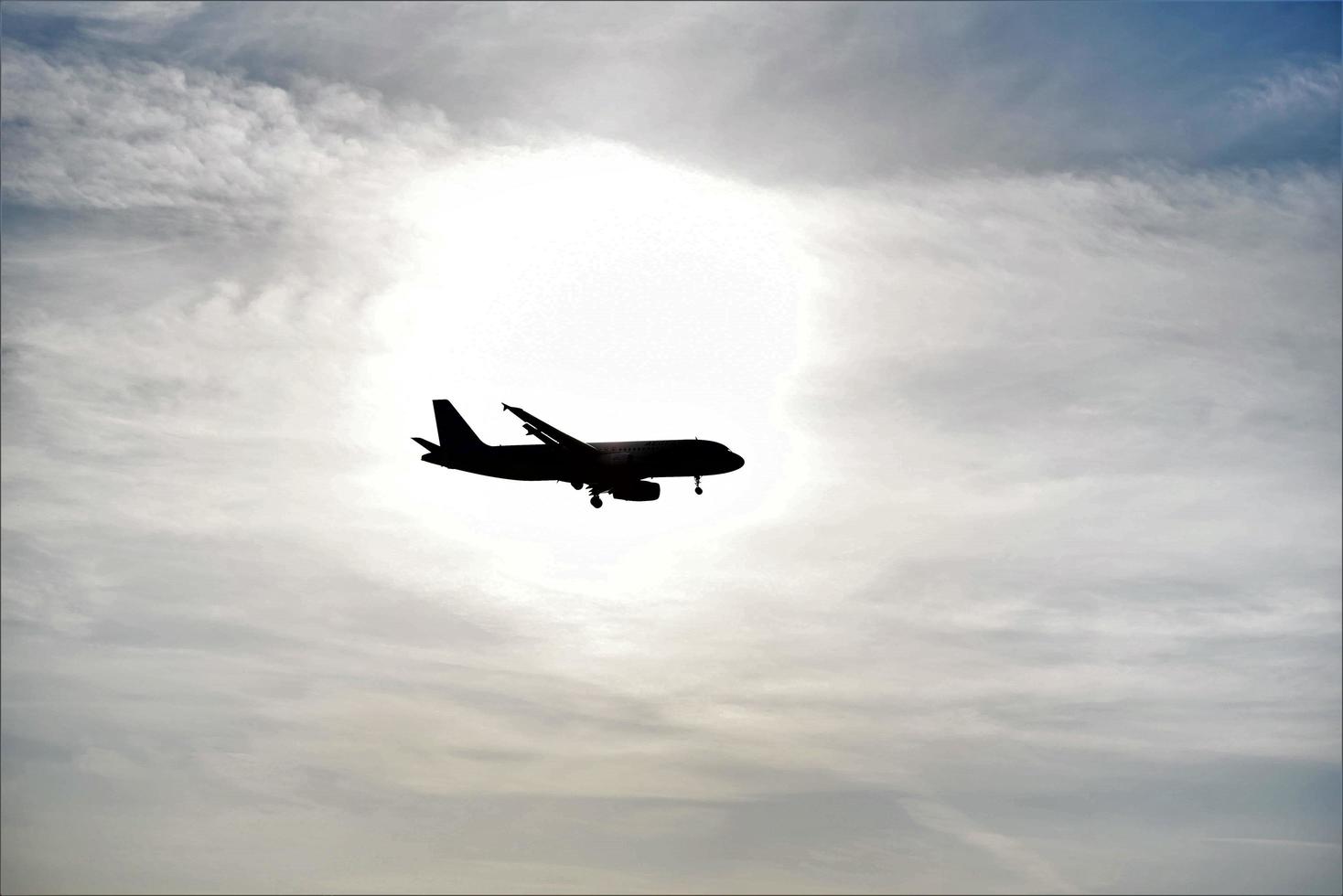 avião voando no céu foto