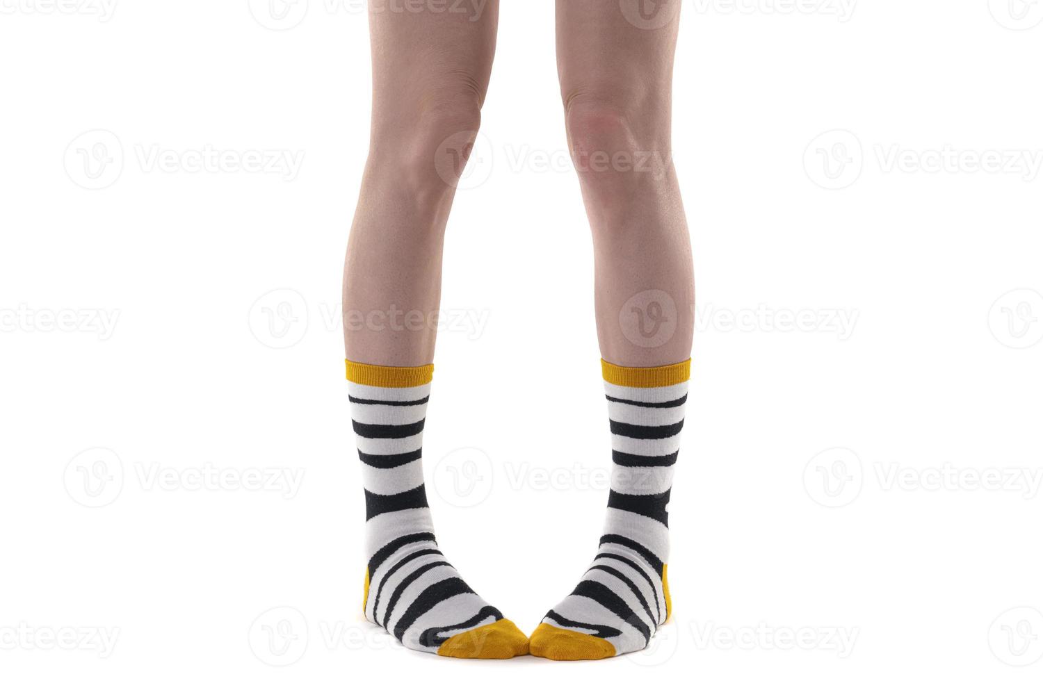 pernas femininas usando meias listradas. foto