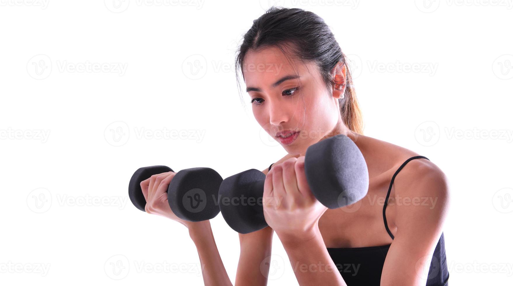 jovem mulher asiática desportiva com halteres foto