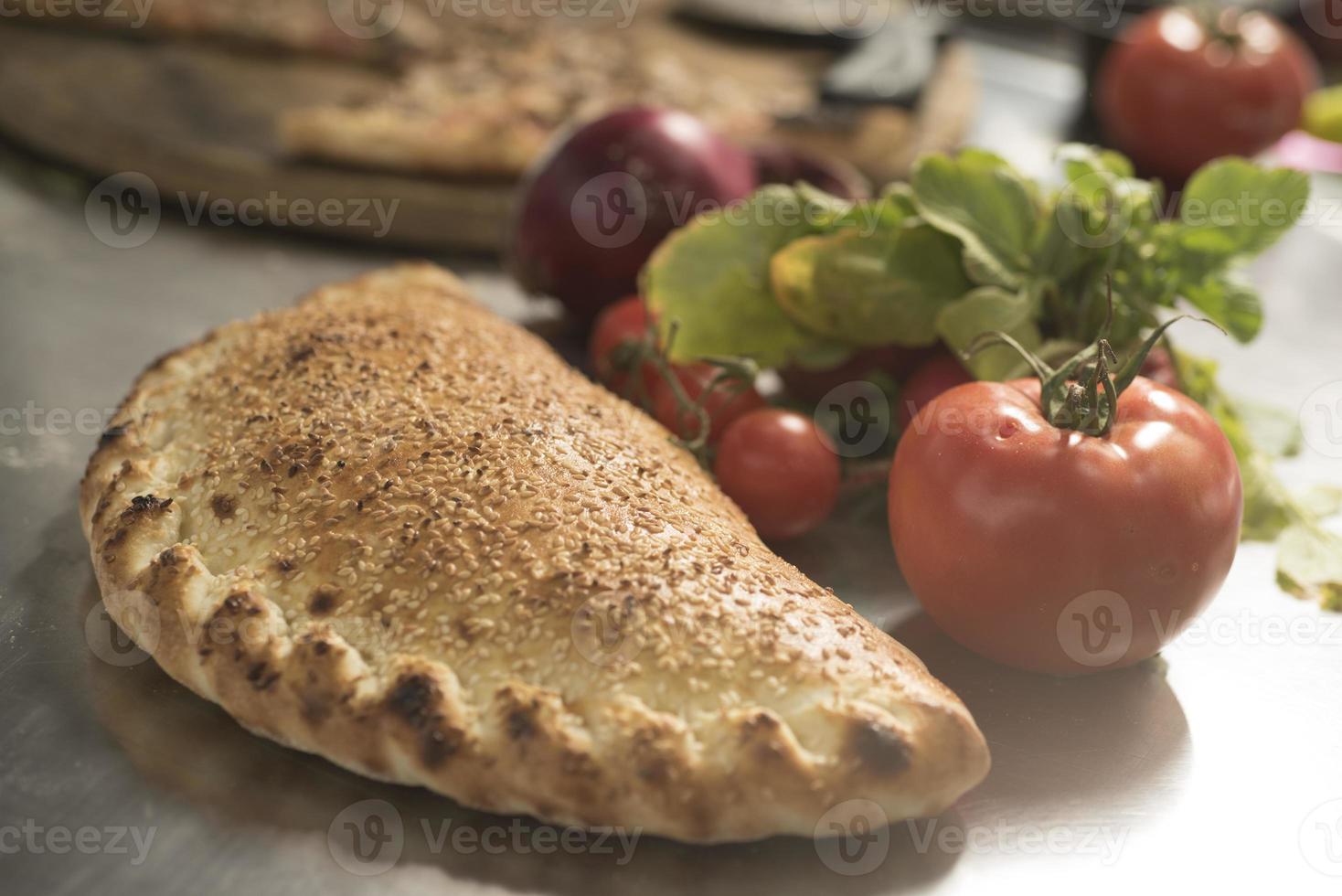 calzone de pizza quente. pizza fechada foto