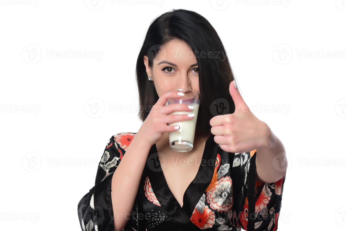 mulher segurando e bebendo leite. foto