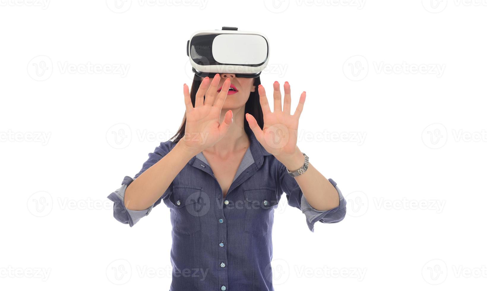 mulher bonita usando fone de ouvido de realidade virtual vr com interface foto