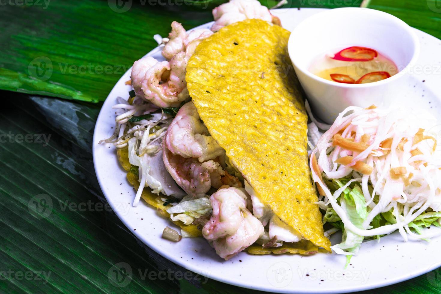 comida vietnamita. saborosa comida vietnamita servida no topo de uma folha de bananeira. foto