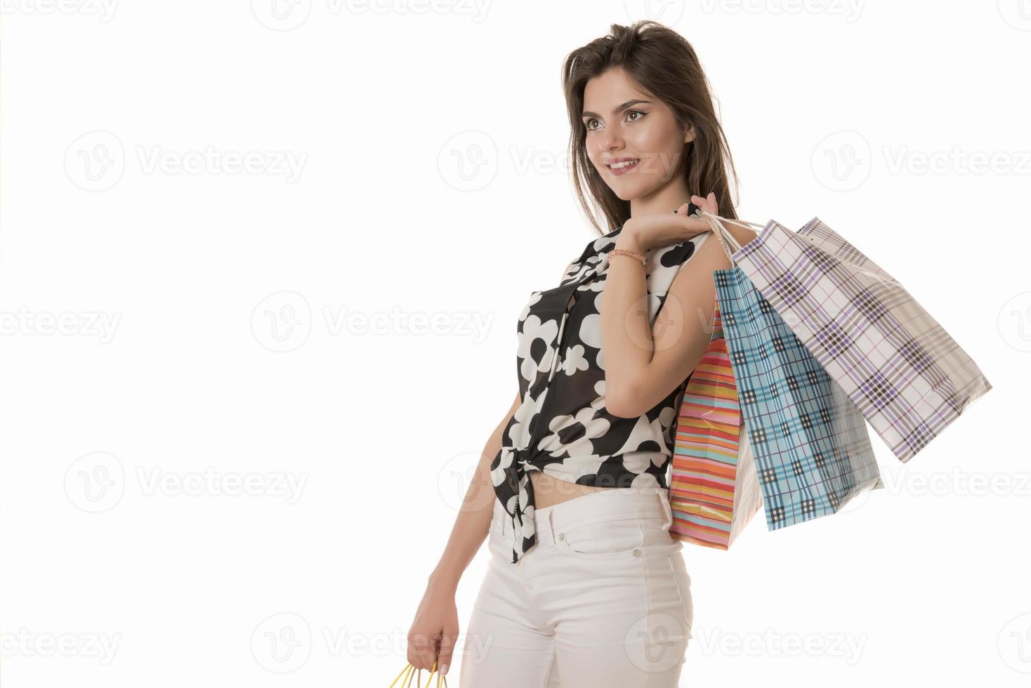 jovem mulher bonita moderna com um monte de sacolas de compras foto