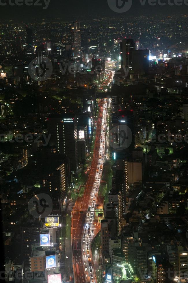 vista das colinas de roppongi da torre mori em tóquio, japão à noite. foto