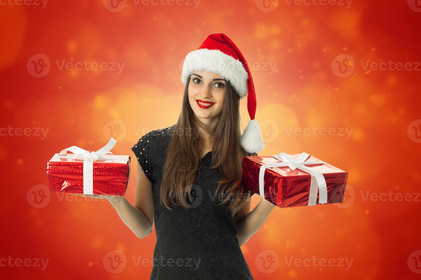 linda mulher com chapéu de Papai Noel sorrindo foto