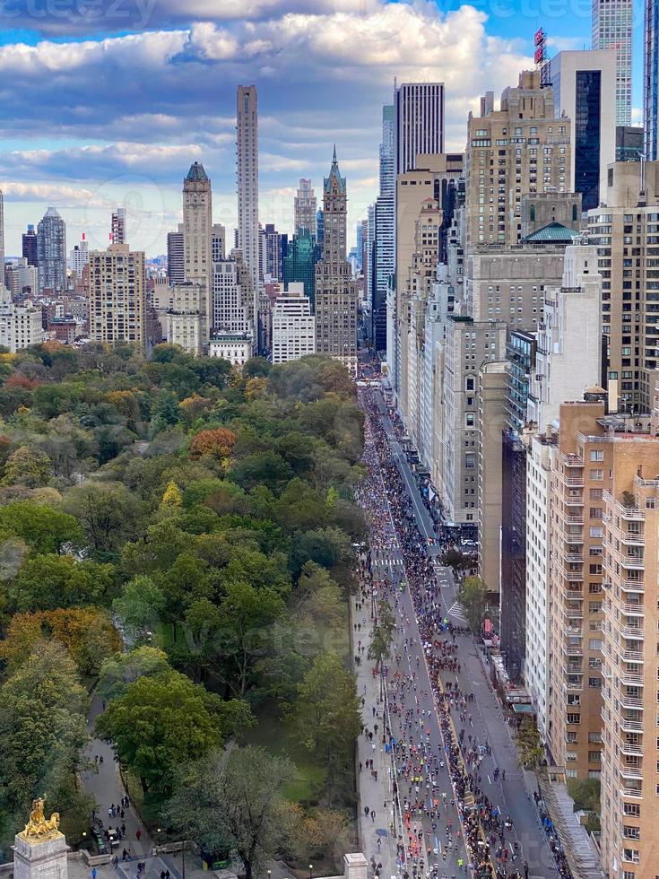 cidade de nova york - 3 de novembro de 2019 - vista aérea ao longo do central park south na cidade de nova york durante a maratona de nova york. foto