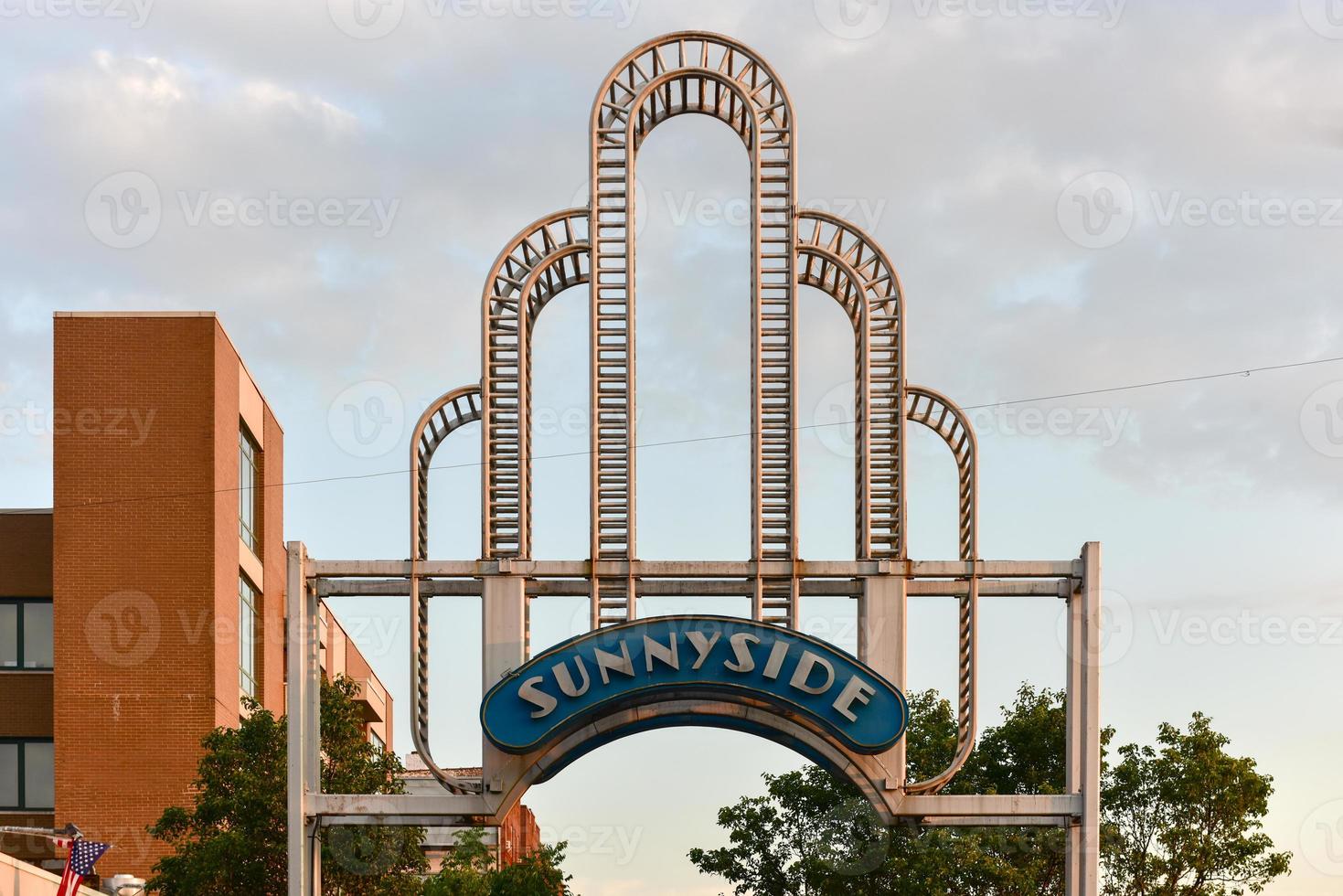 arco de Sunnyside em Nova York. Sunnyside é um bairro comercial e de classe média na parte oeste do bairro de Queens, em Nova York. foto