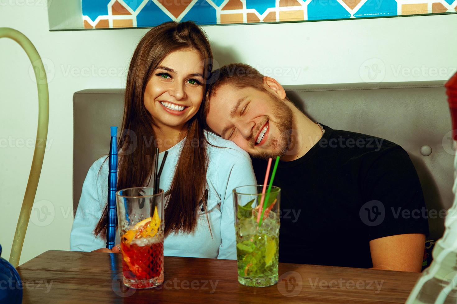 casal relaxando no café foto