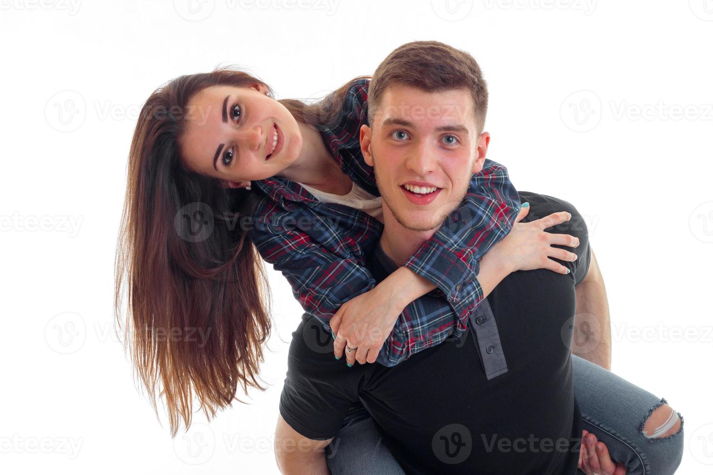 alegre casal apaixonado abraçando e sorrindo na câmera foto