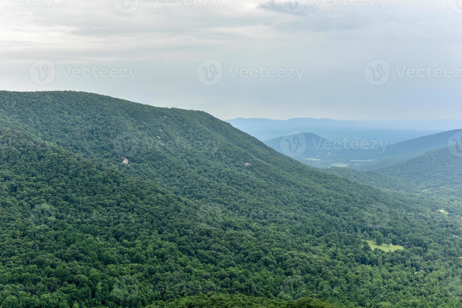 vista do vale de shenandoah e montanhas azuis do parque nacional de shenandoah, virgínia foto