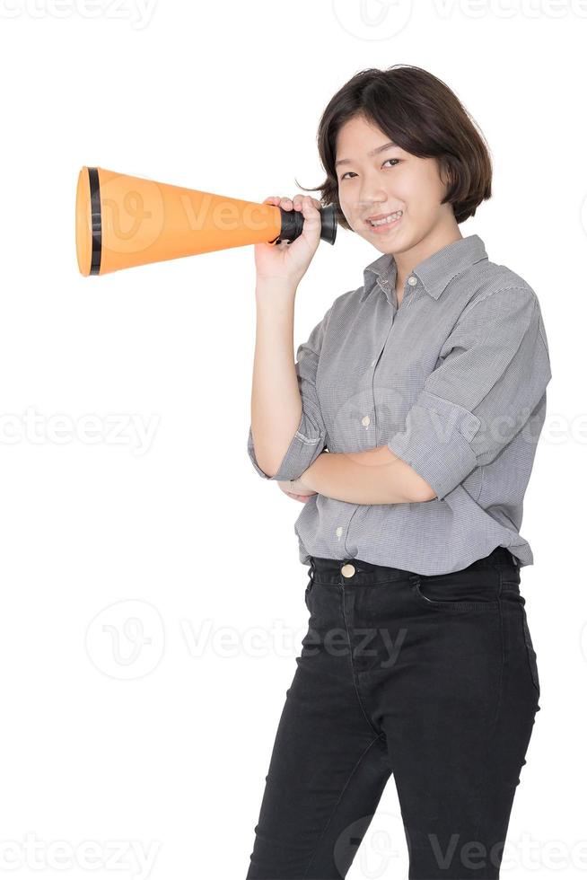 jovem gritando para anunciar através de um megafone foto