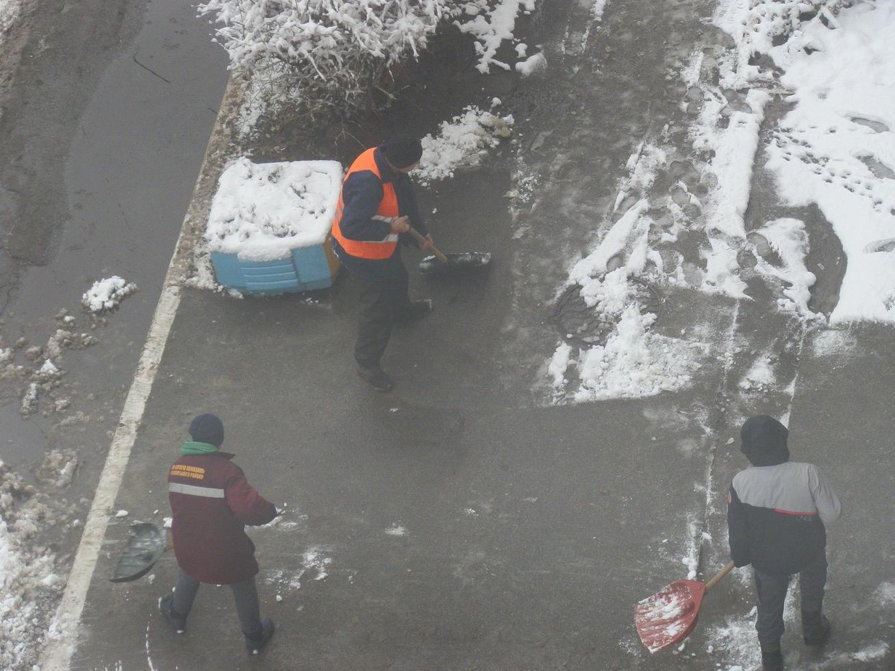 limpando a rua com limpadores de neve no inverno foto