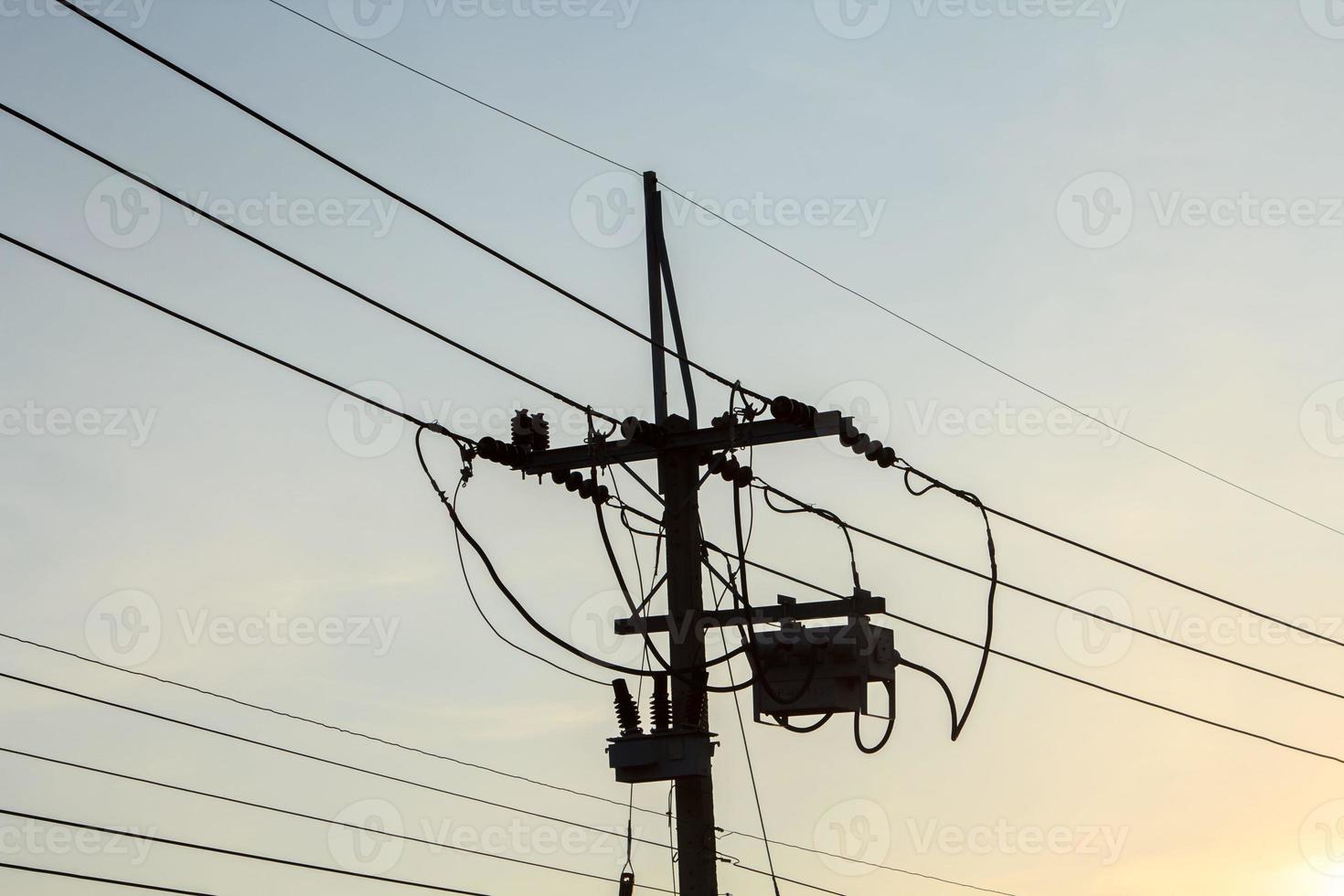 poste de energia de média tensão do consumidor é o povo para usar energia e pequena indústria na atmosfera quente e romântica do céu noturno. foto