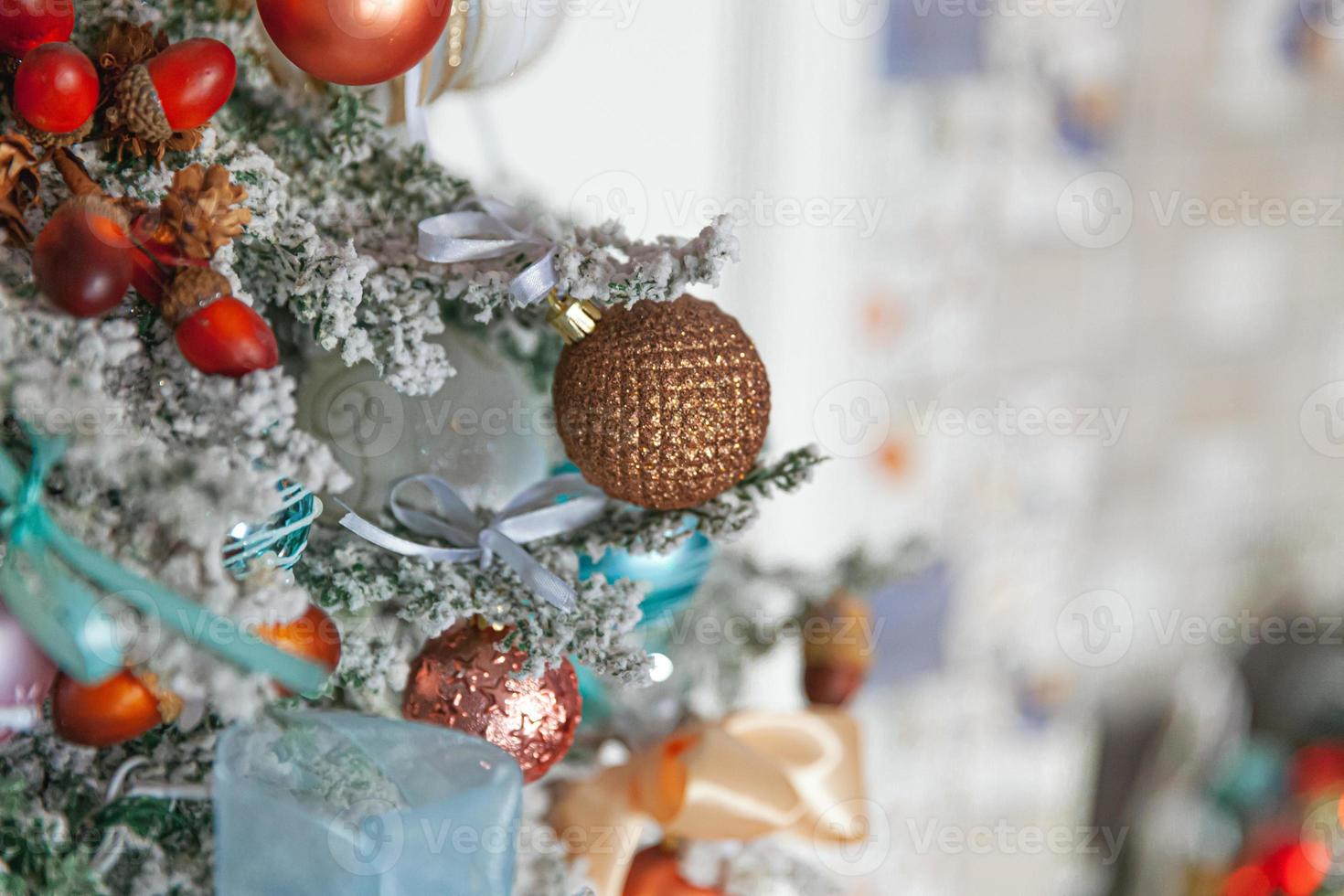 Natal clássico ano novo decorado árvore de ano novo com enfeites de prata e branco brinquedo e bola. apartamento de design de interiores de estilo clássico moderno. véspera de natal em casa. foto