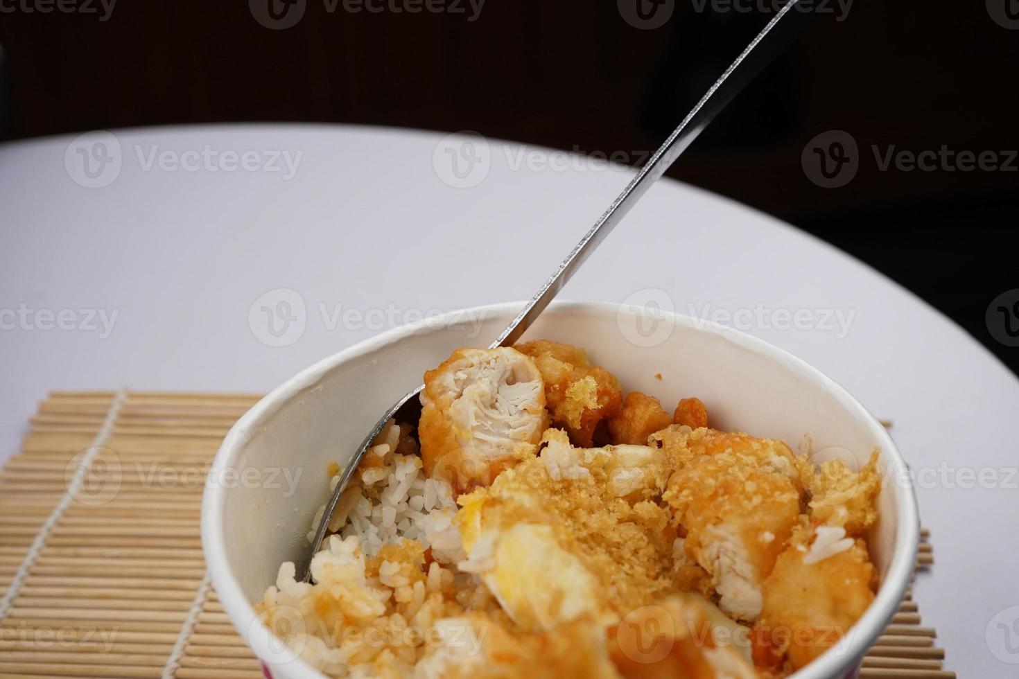 comida asiática, uma tigela de arroz com deliciosa carne crocante e saborosa foto