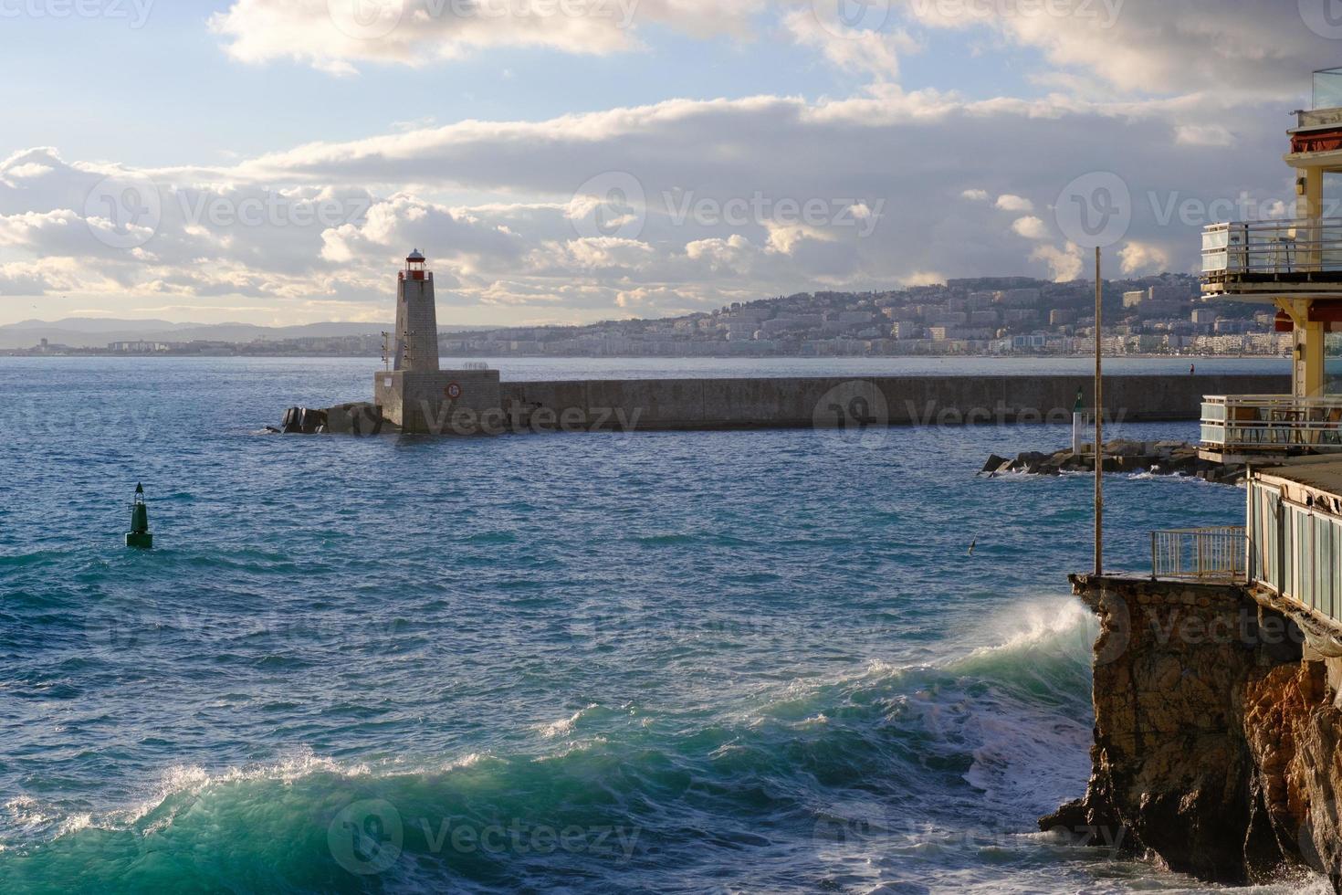 porto à noite, farol e o mar azul, farol no porto no verão, paisagem marítima, nice, frança. foto