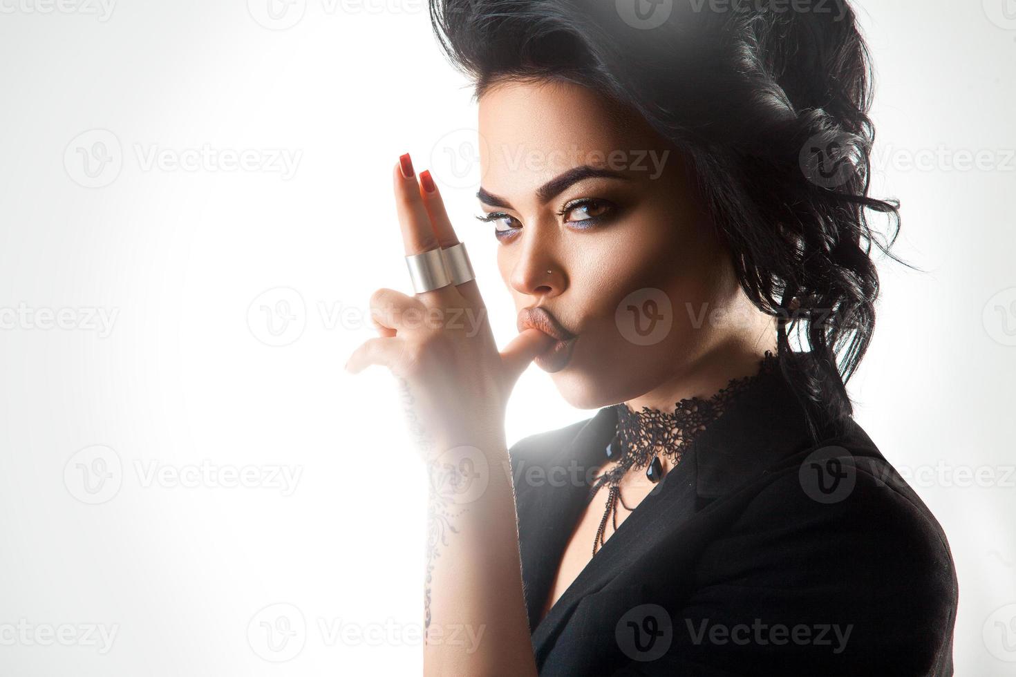 mulher sensual chupar dedo no estúdio foto