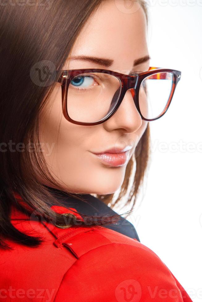 mulher de negócios com jaqueta vermelha e óculos foto