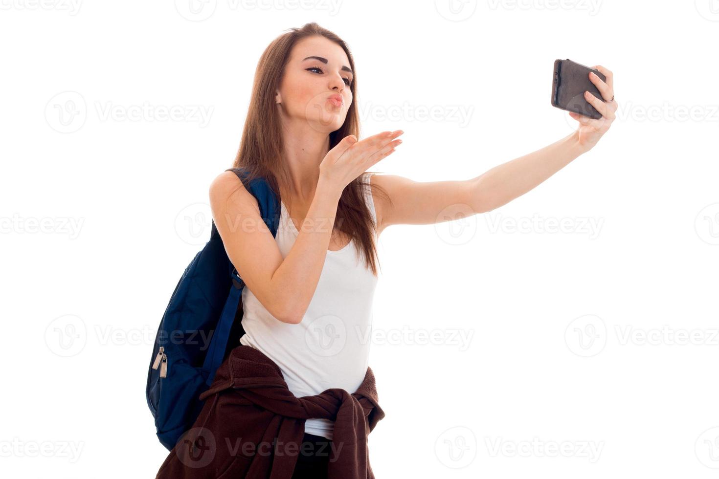 jovem adolescente é fotografada ao telefone com um beijo no ar é foto