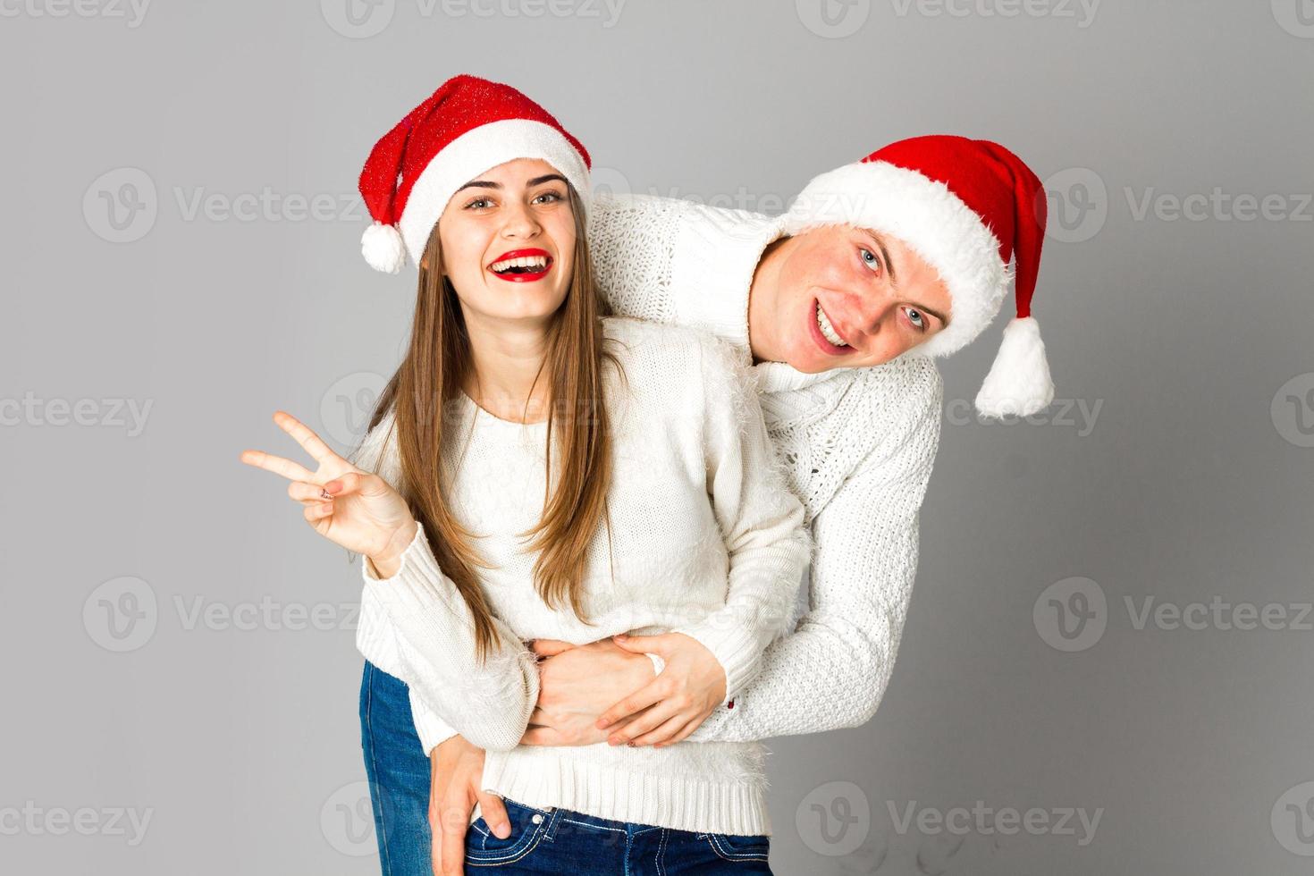 casal comemora o natal em estúdio foto