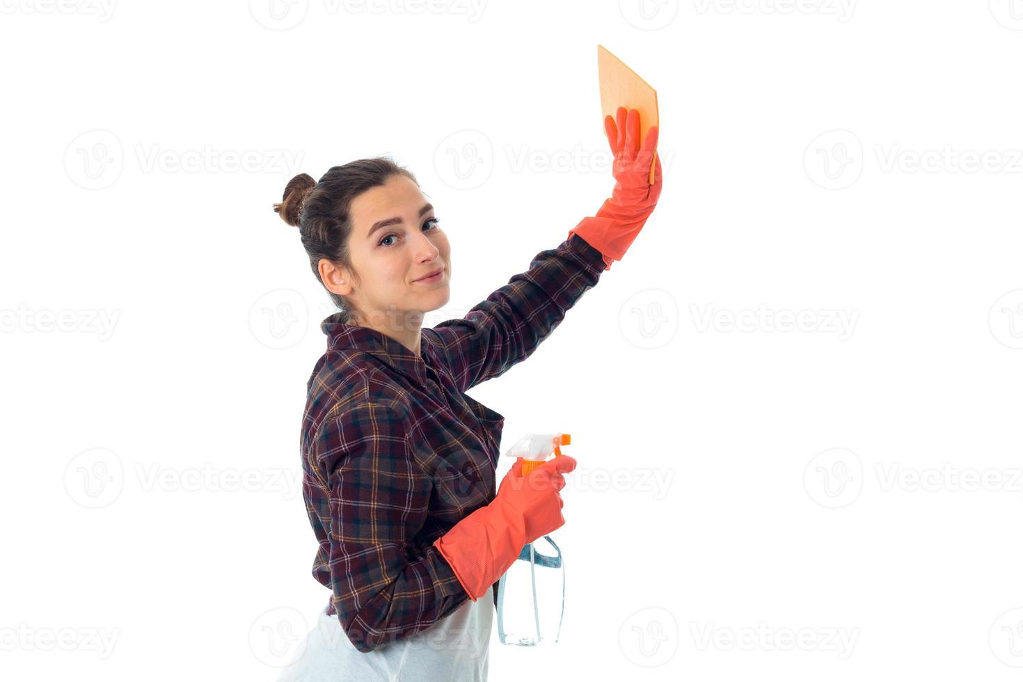 mulher jovem empregada com produtos de limpeza foto