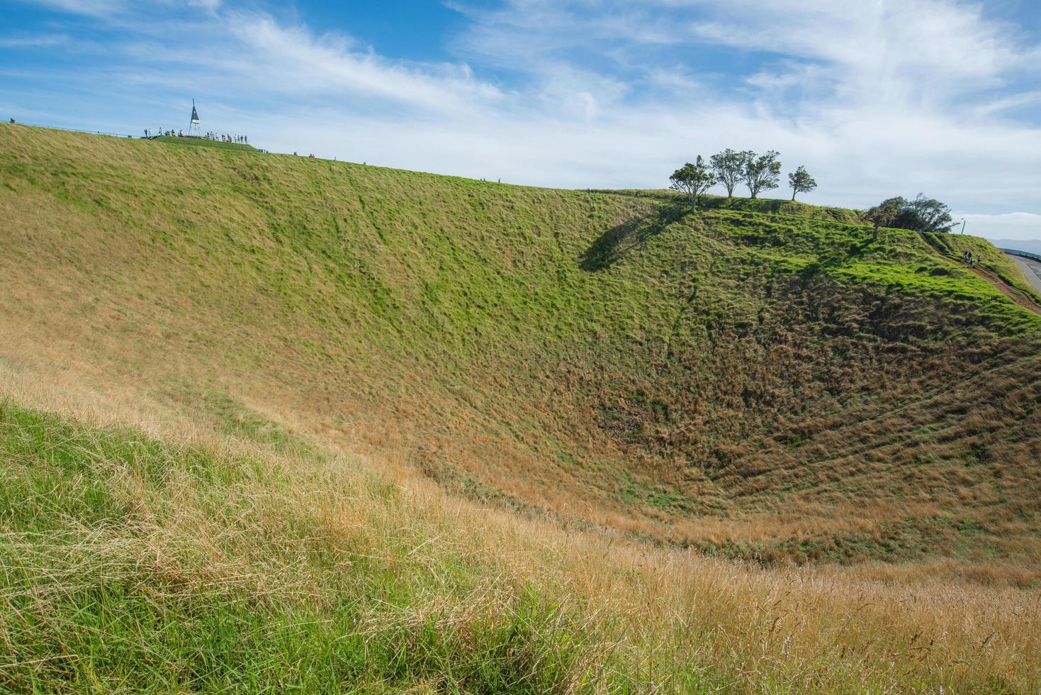 a cratera do cume do monte eden de auckland, ilha norte, nova zelândia. foto