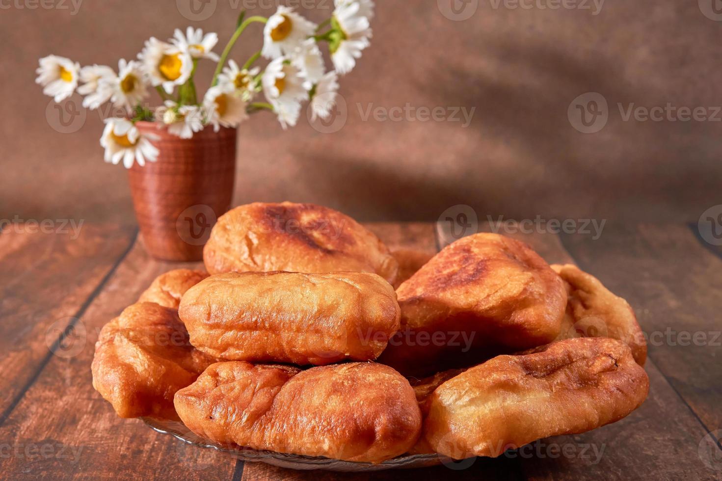 peremyachi frito, belyashi, tortas de carne em um fundo escuro. tortas russas tradicionais. russo, foto