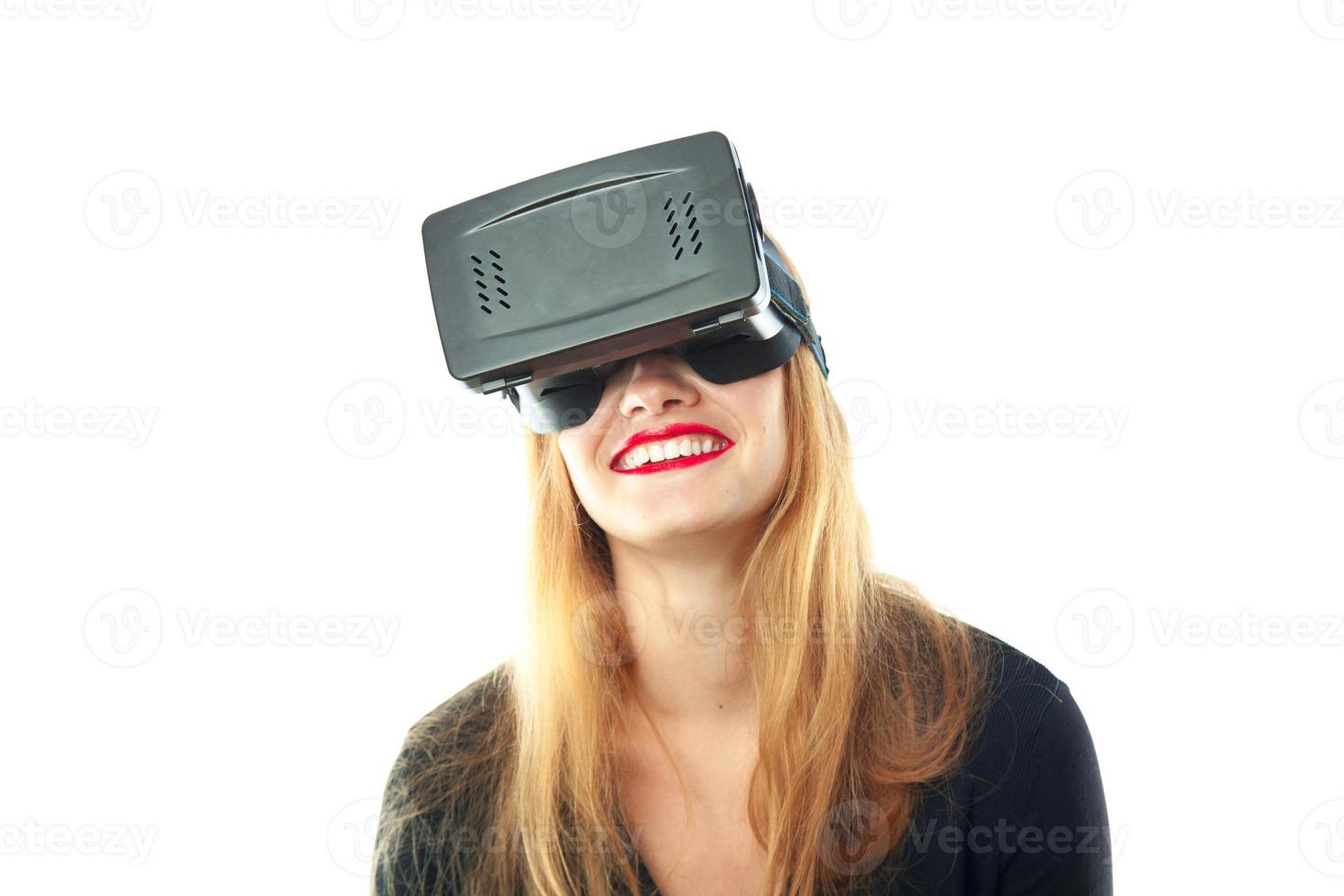 garota feliz no capacete de realidade virtual foto