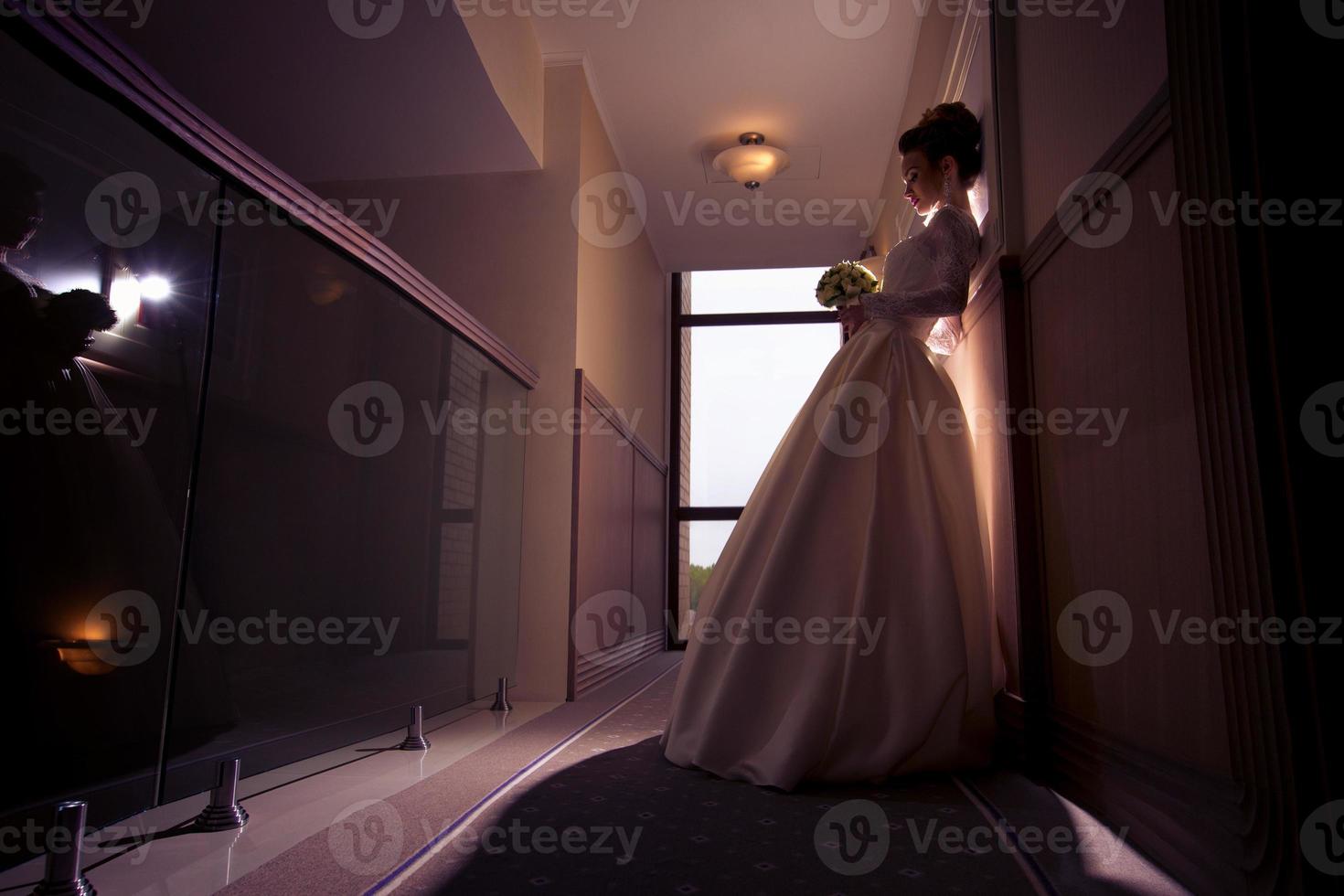 retrato de uma jovem noiva linda em vestido de noiva foto