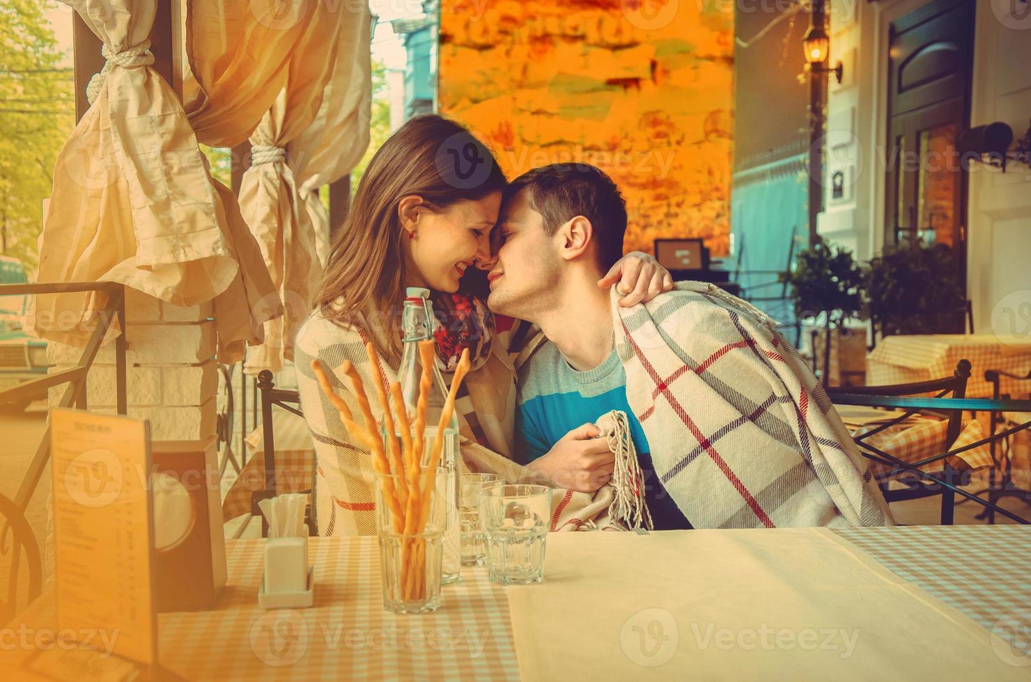 retrato horizontal de casal se beijando em um encontro foto