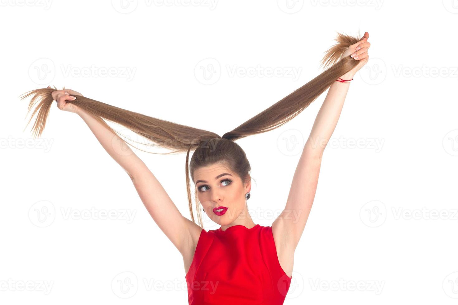 mulher brincando com o cabelo dela foto