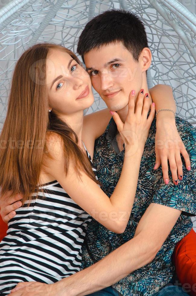 lindo casal jovem abraçando foto