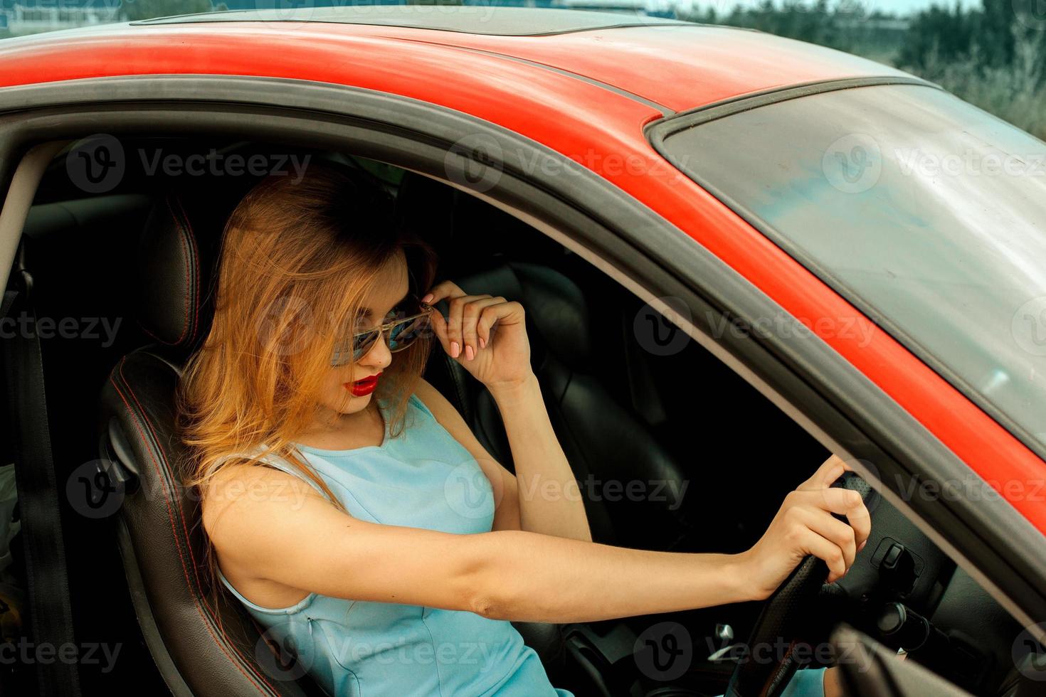 glamour jovem dirigindo carro esporte foto