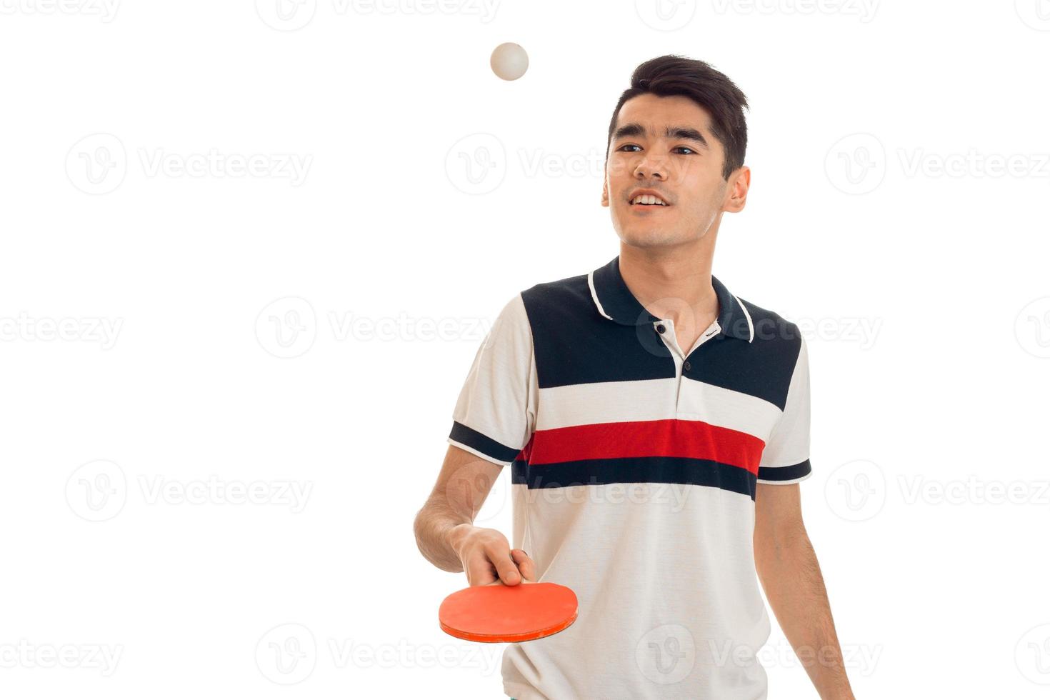 feliz jovem desportista morena praticando pingue-pongue isolado no fundo branco foto