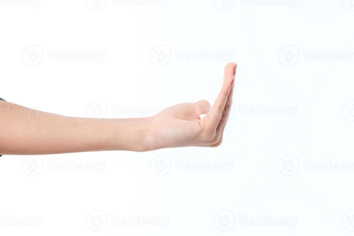 mão feminina estendida para a frente com os dedos levantados isolados no fundo branco foto
