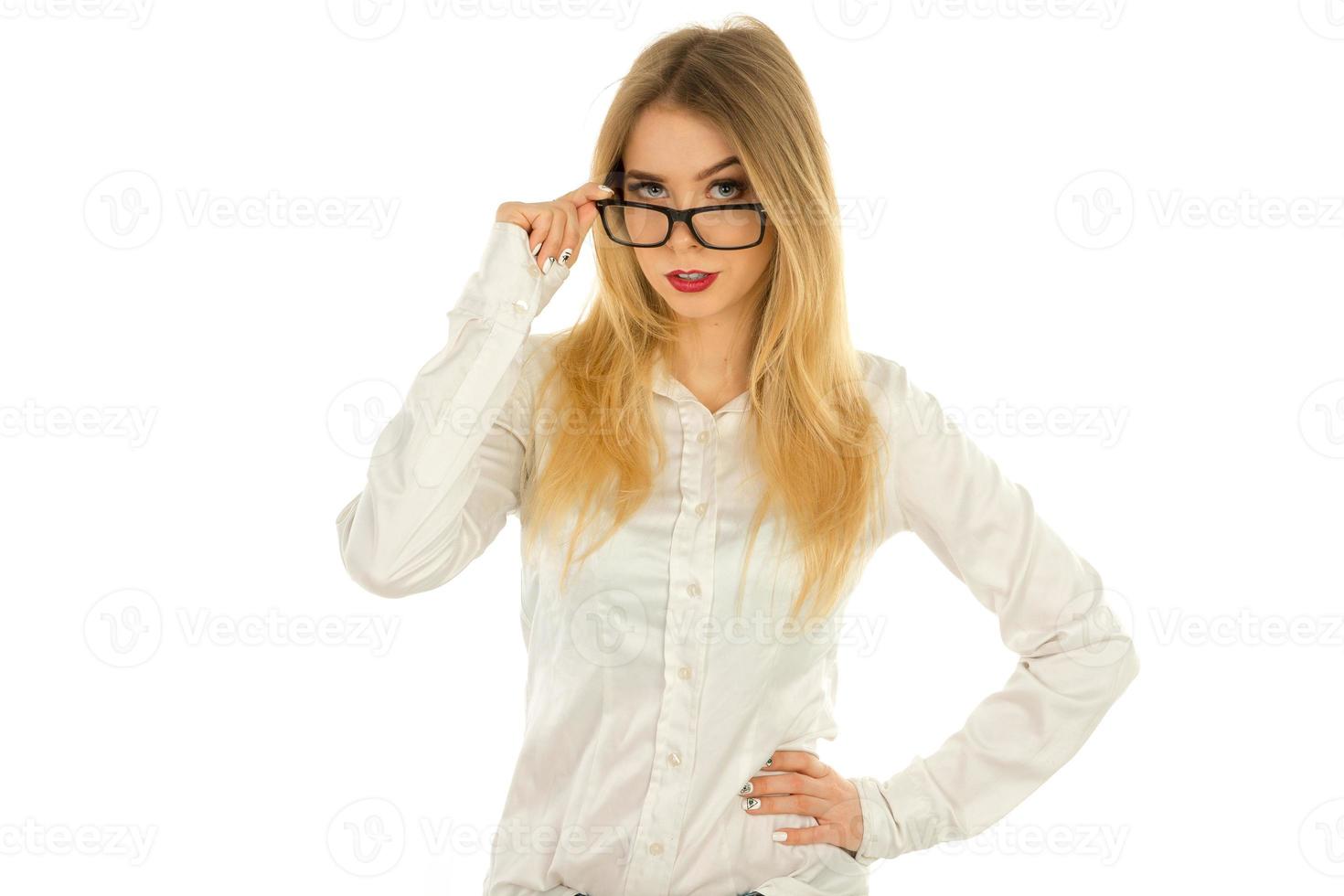 mulher de camisa e óculos posando foto