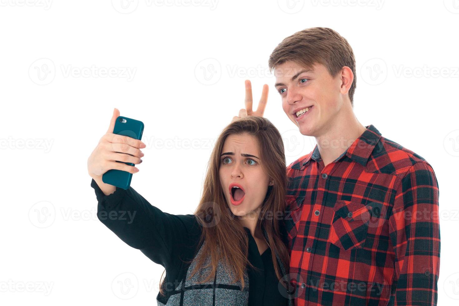 elegante casal apaixonado em estúdio foto